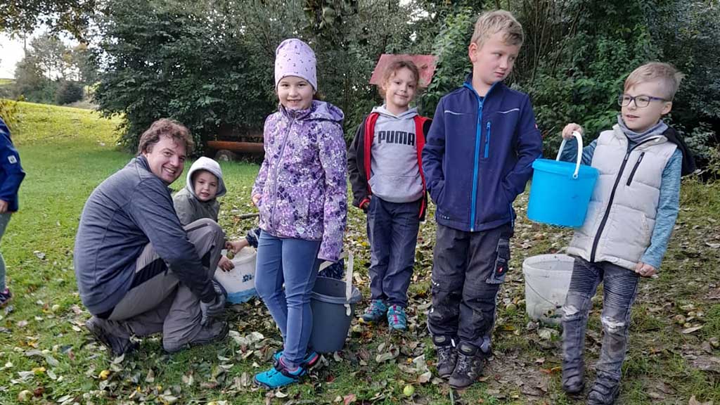 Gsp 0008 1 Wir sammeln Aepfel