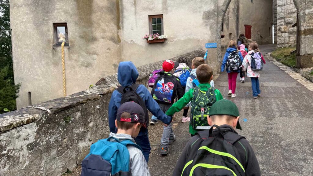 Die Klasse 1a besichtigt die Harburg